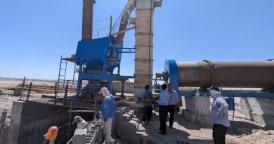 بازدید مسئولان بخش و شهر سنخواست از مراحل پایانی کارخانه آسفالت